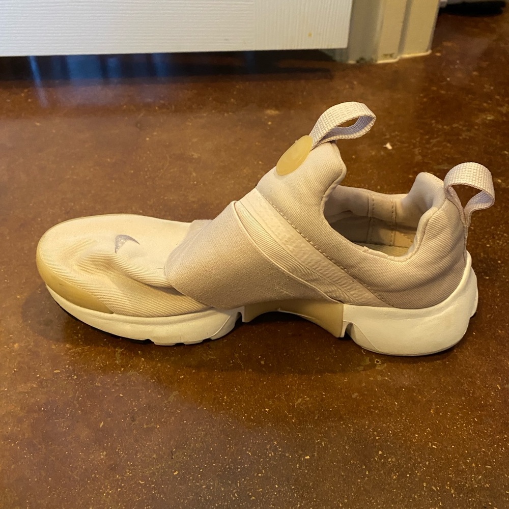 Girls light pink Nike Presto